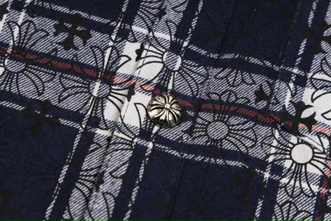🅿️260 Chrome Hearts classic cashew flower cross all-over printed jacquard long-sleeved top couple casual shirt 1️⃣Customized original jacquard fabric, high-quality pure cotton jacquard plaid fabric, soft and comfortable to the touch, a very high-quality fabric! 2️⃣The details of the workmanship are perfectly controlled. The lining is made of vest hemming, and the cuffs are made of double cross leather labels. It is different from the ordinary version. The collar is also designed with interlining, which shows high-end fashion and personality. The style is fashionable, simple and elegant, and it is a very versatile jacket! 4⃣️Complete accessories, all customized with original versions! Same style for men and women Color: Cashew Purple Sizes: S, M, L, XL